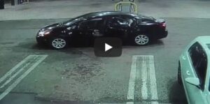 شاب يدعو فتاة لمشاركته وجبة إفطار بمطعم راق، ويسرق سيارتها المقدرة ب 100 مليون بطريقة مثيرة