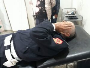 مثير: 3 أشخاص “يسلخون” ضابط شرطة وسط الشارع العام، ويرسلونه إلى المستعجلات