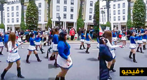 نساء بلباس مثير يرقصن في مسيرة نقابية بمناسبة عيد الشغل