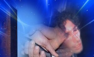 المتهم بمحاولته قتل خطيب الجمعة، يكشف عن أسباب فعلته، ومصلون: كان يرغب في إلقاء كلمة بالمحراب