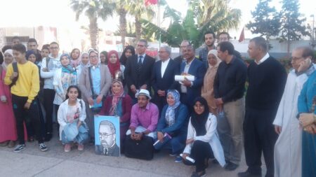 في لقاء مفتوح مع تلاميذ ثانوية بدرالتأهيلية بأكادير. "لايمكن للوسائط الإلكترونية مهما بلغت اليوم من سرعة ومجانية،أن تعوض الإنسان عن قراءة الكتاب وتمنحه حرية الإختيار".