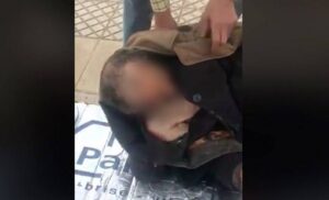 اعتقال شاب قام بتصوير مريض مستلقيا على قارعة الطريق وعرض حياته للخطر