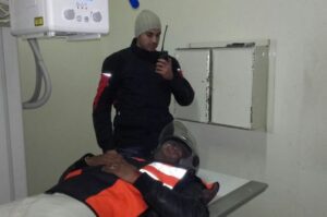 شاب “يشرمل” مفتش شرطة بسيف دون سبب، ويصيبه بجروح خطيرة