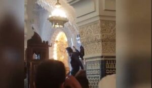 (+فيديو)بعد أسبوع من الواقعة..تسريب أول فيديو يظهر “المختل” فوق المنبر مهددا بذبح خطيب الجمعة