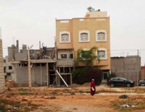 (+صورة): سياسي يخرق قانون التعمير بتيزينت وسط صمت الجهات المراقبة.