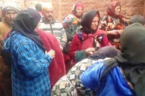 امرأة حامل تضع مولودها وهي محملة فوق (نعش)،