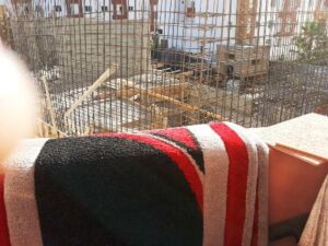 +صور: ورش بناء مؤسسة بأكادير يخنق قاطنين وسط شققهم السكنية، ويحولهم إلى أشباه موتى في قبورهم