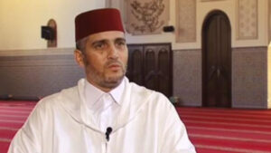 القارئ المشهور لعيون الكوشي يكشف حقيقة محاولة تعرضه للاعتداء و سط المسجد.