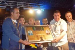شبان يكرمون أستاذا استثنائيا بأكادير قدم لمدة 20 سنة ساعات إضافية ودروسا للدعم بالمجان لتلامذة الحي.