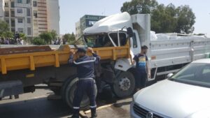 خطير بالصور.. اصطدام قوي بين شاحنتين، وأرجل السائق ظلت معلقة بين العربتين