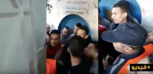 (+فيديو)مصلون يحاصرون لصا ضبط متلبسا بسرقة أحذيتهم. فكان هذا مصيره