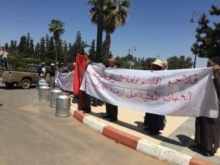 بسبب المقاطعة..عمال “سنطرال” يحتجون أمام البرلمان والفلاحون يطالبون بحل أزمة الحليب بسبب المقاطعة..عمال “سنطرال” يحتجون أمام البرلمان والفلاحون يطالبون بحل أزمة الحليب