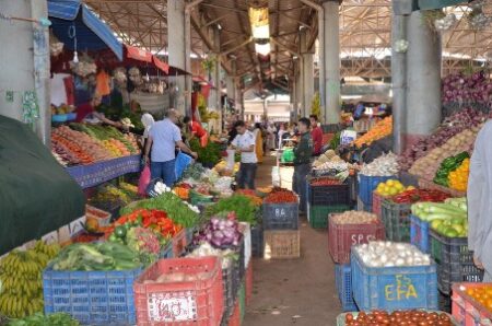 بعد احتلال فضاءات محيطه الخارجي، الفوضى تزحف إلى داخل "سوق الأحد" لأكادير