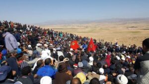 مثير بالفيديو:آلاف المغاربة يتوافدون على جبل بعد تصديقهم رواية شخص يعدهم بالكنوز