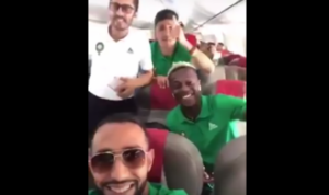 (+فيديو مثير) لاعبو المنتخب يرقصون في الطائرة قبل توجهها إلى إستونيا