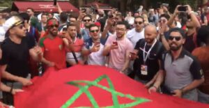 (+فيديو)الجماهير المغربية بروسيا تتفق على ترديد إسم ‘بوحدوز’ أمام البرتغال لدعمه نفسيا عقب الهدف الذي سجله ضد مرماه