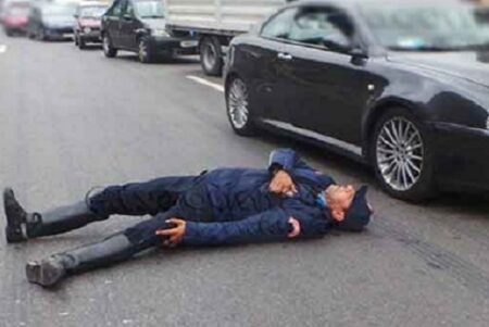 سيارة مجنونة تدهش شرطي من فرقة الدراجين وترسله إلى المستعجلات في حالة حرجة