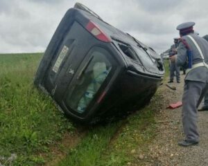 بالصور:شاب يلفظ أنفاسه الأخيرة بالمستشفى، بعد اصطدم سيارته بشجرة “الموت” بأيت ملول