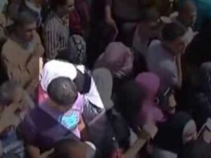 صادم:مواطنون يحاصرون شابا يقوم بسلوكات لا اخلاقية اتجاه النساء، مستغلا الاكتظاظ وانشغالهن بإقتناء ملابس العيد