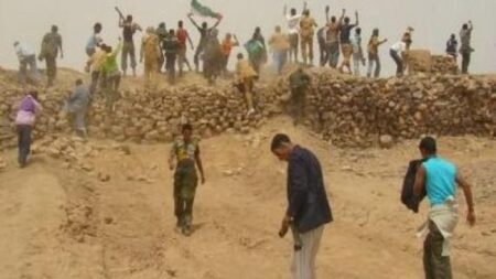 احتجاجات صاخبة بتندوف بعد اغتيال شاب صحراوي،أرغمت زعيم "بوليساريو"على الفرار.