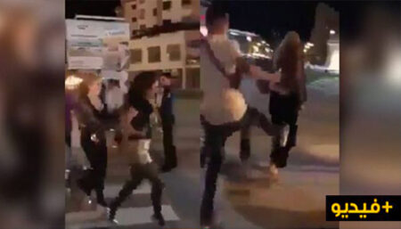 صادم وبالفيديو.. هجوم على فتاتين بكورنيش المدينة بسبب لباسهما