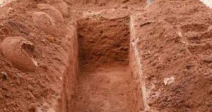 شاب يحفر قبر طفلة قبل اغتصابها والعناية الإلهية تنقذها من موت محقق