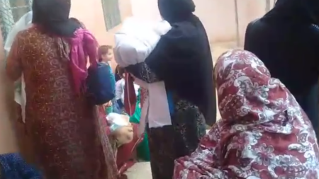 بالفيديو:مواطنة تفجر فضيحة مستوصف في وجه مسؤولي الصحة بأيت ملول بالفيديو:مواطنة تفجر فضيحة مستوصف في وجه مسؤولي الصحة بأيت ملول