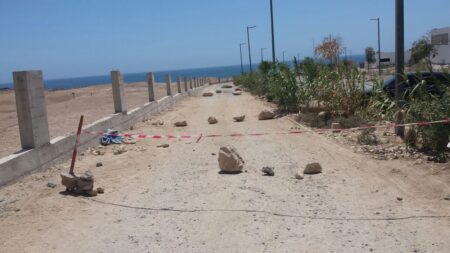 في خطوة مفاجئة وخطيرة.. شركة مكلفة بهيئة مشروع" تغازوت باي"بأكَادير تغلق جميع المنافذ المؤدية إلى شاطئ 17 .