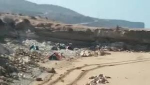 خطير بالفيديو:جشع مستثمر يدفع به إلى تذمير جبل بحري ومحاولة جمع شاطئ km23 و km25 بأغروض شمال أكادير