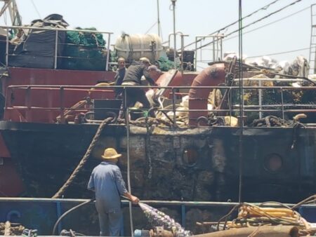 بالصور:حريق ميناء أكادير يلتهم 3 بواخر صينية، والأمن يحقق في أسباب الحادث