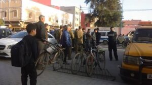 غضب عارم في صفوف سائقي سيارات الأجرة بأولاد تايمة بعد وصفهم بالكلاب و”القراتح”.