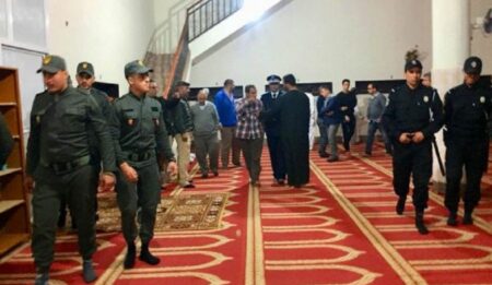 بعد منعهم من الاعتكاف في المسجد...مصلون يردون على رجال الأمن بدعاء يشق الجبال