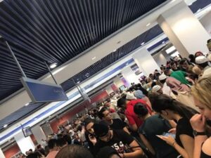 +صور: ساعات من الجحيم عاشها مسافرون و معتمرون من أكادير بمطار محمد الخامس بالبيضاء