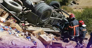 فاجعة بتيزنيت:انقلاب شاحنة نقل المثلجات يودي بحياة سائقها، و إصابة مساعده إصابات خطيرة.