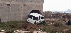 إنزكان:سيارة مجنونة تقتحم منزلا بطريقة مثيرة، و السائق ينجو من موت محقق.(+صور)