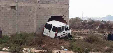 إنزكان:سيارة مجنونة تقتحم منزلا بطريقة مثيرة، و السائق ينجو من موت محقق.(+صور)
