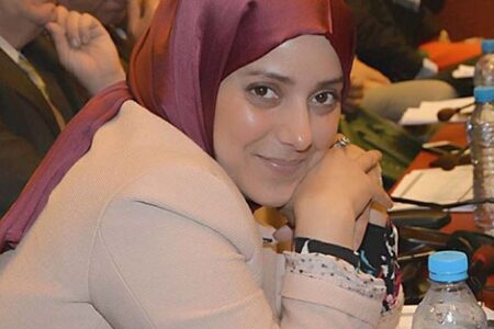 وضع "أمال الهواري" المصرحة في ملف بوعشرين تحت الحراسة النظرية، و الأخيرة تقوم بتصرف غريب خلال جلسة المحاكمة.