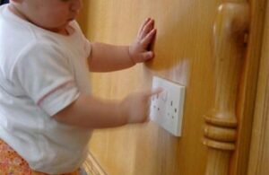 فاجعة:صعقة كهربائية تقتل رضيعا، وشيء غريب يقع للجثة