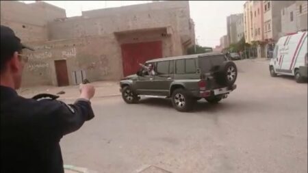 خطيربالفيديو:مطاردة هوليودية بالمسدسات من طرف الشرطة لسائق “كاطكاط” بالعيون خطيربالفيديو:مطاردة هوليودية بالمسدسات من طرف الشرطة لسائق “كاطكاط” بالعيون