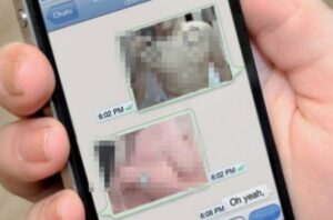 اتهام “كوميسير” ومفتش شرطة، بتبادل صور إباحية مع متزوجة