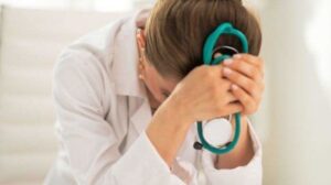 القبض على منتحلة صفة طبيبة العيون من داخل المستشفى الجهوي الحسن الثاني بأكادير. وهكذا افتضح أمرها