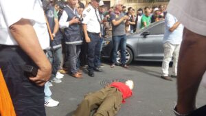 بالصور والفيديو: قاتل طليقته بأكادير يعيد تمثيل جريمته وسط حشد غفير من المواطنين