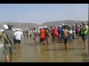 مواطنون يحاصرون فرنسيا يصور الفتيات في أوضاع مثيرة اثناء سباحتهن بالشاطئ، والشرطة تتدخل