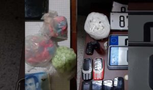 تاجر مخدرات من أكادير يسقط في قبضة الشرطة بطنجة، وبحوزته صاعق كهربائي وأسلحة بيضاء وكمية من الكوكايين