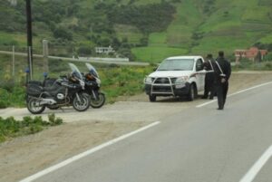 شاب استعطف صاحب سيارة من أكادير أن يقله رفقته إلى تيزنيت، وفي الطريق اكتشف أنه مجرم خطير. وهذا ما وقع