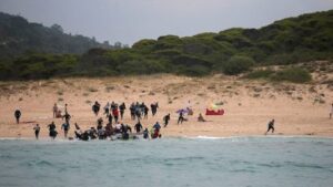 فيديو مثير:مهاجرون يصلون إلى شاطئ للعراة بالساحل الإسباني وسط ذهول المصطافين