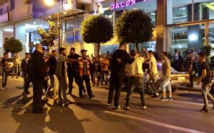 عصابة تعتدي على المارة بأسلحة بيضاء والهراوات وهكذا واجهت الامن