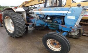 خطير:مختل عقليا يسرق جرارا ويدهس مجموعة من السيارات، والحادث يخلق موجة من الرعب في صفوف الساكنة