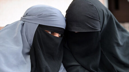 خطير:القبض على منقبتين تستهدفان “العشاق” الذين يبحثون عن الهدوء والخلوة في الأماكن الخالية