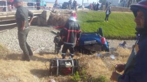 مأساة:مصرع فتاة وبثر ذراع شاب في حادث سقوط سيارة من أعلى قنطرة